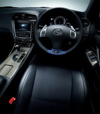 タコメーターが中央に配置されたメーターパネル。