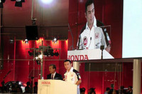 
	福井威夫社長（左奥）に続き、先日のF1最終戦日本GPで6位入賞を果たした、ラッキーストライクBARホンダの佐藤琢磨選手（右）が登場。フル参戦する来期について「冬の間しっかりテストし、BARドライバーとして頑張りたい」と抱負を語った。
	 