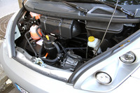 エンジンルームならぬ、モータールームの様子。最高出力50kWを発生する。なお、0-60km/hの加速タイムは6.3秒で、航続可能距離は市街地モードで最高250km。最高速度は130km/hに制限される。