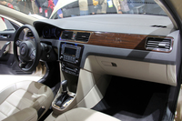 ダッシュボード。変速機は6段自動（1.6リッターのみ）と5段手動が用意されている。