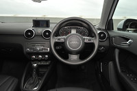 インストゥルメントパネルのデザインは、基本的に3ドアの「A1」と同じ。スポーツパッケージ装着車（写真）ではステアリングホイールにシフトパドルが備わる。