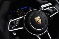 「918スパイダー」のデザインをもとに開発されたというマルチファンクションスポーツステアリング。オンボードコンピューターなどを操作するための各種スイッチが組み込まれている。