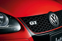 GTIを彷彿とさせる顔ながら、バッジは「GT」。
ボデイｌカラーは3色。限定350台の内訳は、写真のサルサレッドが50台、ディープブラックパールエフェクト200台、カンパネーラホワイト100台となっている。