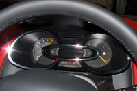 メーターのアップ。楕円（だえん）のリングが特徴的。
    