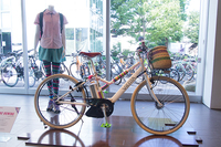 「ヴィエンタ5」の参考カスタムモデル。「自転車女子」を意識したカラフルな仕様だ。