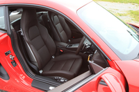 テスト車には18段階の電動調整が可能なオプションのスポーツシート（57万8000円）が備わる。