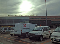 霧で閉鎖となったフィレンツェの代わりにボローニャに着陸。電信技術に貢献した郷土の偉人にちなんで「マルコー二空港」という。