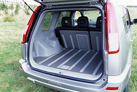 荷室床下にスペアタイヤを収納するエクストレイル。プラスチック製のラゲッジボードが「ウリ」のひとつ。後席はダブルフォールディングが可能。助手席バックレストを倒せば、3ｍのロングボードを積むことができる。 