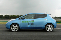 165/60R19サイズのタイヤを装着した「日産リーフ」。タイヤとホイールハウスの隙間が狭まったため、横からはなかなかカッコよく見えるが……。
    