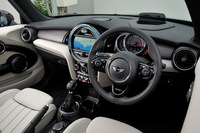 新型「MINIコンバーチブル」のインストゥルメントパネルまわり。空調にはオープン走行時の快適性を高めるため、オープンモード付き2ゾーンオートエアコンが採用される。