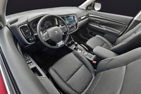 三菱アウトランダー、新デザインになって登場【ニューヨークショー2015】の画像