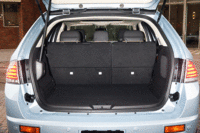 ラゲッジスペースは、2列目シート使用時で約915リッターの積載スペースを確保。2列目を倒すと最大で約1945リッターに拡大される。写真をクリックするとシートが倒れるさまが見られます。