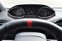 メーターはステアリングホイールの上から確認するタイプ。スポーツモードを選択すると、表示が白から赤に切り替わる。