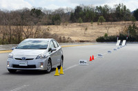 「ECOS ES31」と従来モデルとの転がり抵抗比較テストの様子。後方に見える斜めの台にテスト車両を置き、ブレーキを解除してどこまで進むかを計測する。