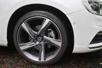 タイヤサイズはノーマルの「S60 D4 R-DESIGN」と同じ235/40R18。