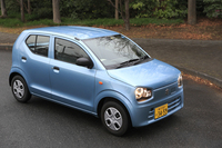 「F」のエクステリア。ドアミラーとドアハンドルがともに黒い樹脂製となっている。
    