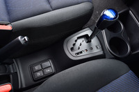 「アクア」のセンターコンソール部。モーターのみで走行する「EVモード」の選択ボタンは、ハイブリッドカーならではのもの。