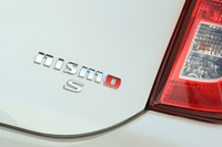 「マーチNISMO」には、1.2リッター＋CVTの「NISMO」と、1.5リッター＋5MTの「NISMO S」が設定される。試乗車は後者。
    