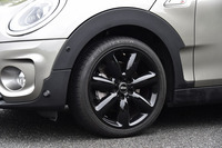 「スタースポーク ブラック」と名付けられた、テスト車の18インチアロイホイール。タイヤはブリヂストンの「ポテンザS001」が組み合わされていた。