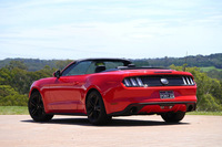 北米仕様ではエコブーストエンジン搭載車のタイヤサイズは235/50R18が標準となっているが、豪州仕様では255/40R19サイズが標準で、日本仕様もそれに準ずる予定となっていた。