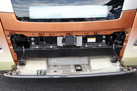 「セレガ」に装着されるミリ波レーダー装置。