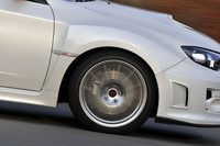 足まわりは、STI製の専用サスペンションでセットアップ。「フレキシブルドロースティフナー・フロント」「フレキシブルサポート・リヤ」など、STIおなじみのシャシー・パーツも採用、強靭（きょうじん）でしなやかな走りを実現したという。