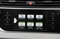 予防安全装備や運転支援システムは充実しており、レーンデパーチャーウォーニングや自動操舵（そうだ）技術を用いたパークアシスト機能、車両周辺の状況を鳥瞰（ちょうかん）図、後方映像、前方パノラマ映像の3タイプで表示する「360°ビジョン」などが用意されている。
    