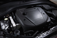 低回転域から40.8kgmの最大トルクを発生する、ボルボのクリーンディーゼル「D4」ユニット。アイドリングストップ機能も備わる。
    