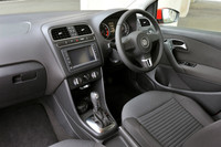 同じ「ポロTSIコンフォートライン」でも、ブルーモーションの方はステアリングやシフトノブが革巻きになる。テスト車にはディーラーオプションのAVナビ（SDCW720）が装着されていた。価格は26万2500円。