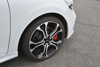 「ルーテシアR.S.トロフィー」には、「R.S.シャシースポール」よりも1インチ大きな18インチアルミホイールが装着される。組み合わされるタイヤは、ミシュランの「パイロットスーパースポーツ」。