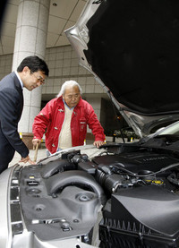 新型「XJ」には、写真のNAユニット（385ps）のほかに、スーパーチャージドユニットが2種類（470ps、510ps）、計3種類のV8ユニットが用意される。