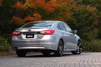 6代目「レガシィ」のもう1車種は、セダン「B4」。これら個性の異なる2モデルが、“スバルの頂点”をになう。