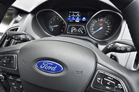 シフトセレクターのノブに用意されていたマニュアルシフト用の「サムスイッチ」が廃止され、新たにステアリングにシフトパドルが装着された。