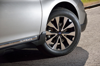 上級グレード「リミテッド」には、コーナリング時の安定性と悪路での快適性を両立させるという、新開発のサスペンションが与えられる。