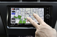 2点タッチやダブルタップでも地図スケールの変更ができる。運転中の操作はこれがもっともやりやすい。