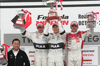 ポディウムに立ったのは、第7戦と同じメンバー。（写真左から）2位のロイック・デュバル（PIAA NAKAJIMA）、優勝の小暮卓史（PIAA NAKAJIMA）、そして3位のブノワ・トレルイエ（mobilecast IMPUL）と並んだ。
表彰台の傍らに立つのは、PIAA NAKAJIMA 中島悟総監督。