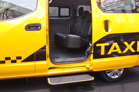 助手席側スライドドアには、乗降性を高める電動式ステップが備わる。
    