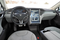 インストゥルメントパネルの中央には17インチのタッチスクリーンが備わる。ナビゲーション用地図の表示のほか、オーディオやエアコンの調整、あるいはライト、ドアロック、パノラミックルーフ、車高調整など車両各部の操作を行うことができる。