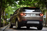 プラットフォームの基本部分は「レンジローバー イヴォーク」と共用するが、リアサスペンションはストラットではなくマルチリンクとなる点が異なる。