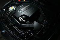 「435i」のエンジンは306ps、40.8kgmのアウトプットを発生する3リッター直6直噴ターボ。「4シリーズ」にはこのほかにも、245ps、35.7kgmの2リッター直4直噴ターボも設定されている。
    