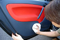 ボディのみならず、車内各所、あるいはプラスチック以外にもガラスウィンドウやカーナビ液晶画面にも使えるという。