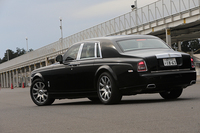 【スペック】ロールス・ロイス・ファントム：全長×全幅×全高＝5840×1990×1655mm／ホイールベース＝3570mm／車重＝2710kg／駆動方式＝FR／6.7リッターV12 DOHC 48バルブ（460ps/5350rpm、73.4kgm/3500rpm）