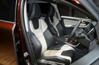 一部の仕様には、サイドサポートの張り出したスポーツシートをオプション設定。
    