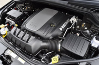 
	「サミット」に搭載される自然吸気の5.7リッターV8エンジン。V型のOHVでありながら、クロスフロータイプの半球型燃焼室を持つ。
	