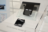 「セーフティセンスC」のセンサー。モノラルカメラとレーザーがひとまとめにされ、フロントウィンドウに装備される。
    