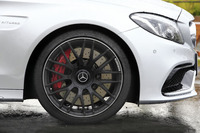 アルミホイールのサイズは19インチ。その奥に見えるフロントのブレーキディスクは、直径390mm。
    