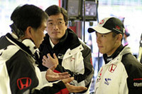 佐藤琢磨いわく「散々なレース」となったベルギーGP。天候のアヤで予選は15位と低迷。決勝では1周目に8位までジャンプアップしたものの、オールージュでジャガーのマーク・ウェバーに追突され後続集団の前でクラッシュ。幸い大事には至らなかったが、1周も終えることなく幕が引かれた。（写真＝本田技研工業）