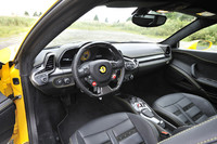 操作スイッチの多くがステアリングホイールの周辺に集められている。特徴的なデザインのエアコン噴き出し口は、過去のF1マシンの排気口を意識したものだという。