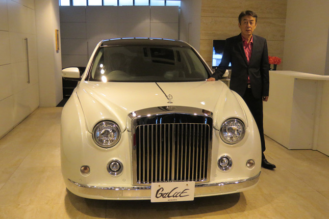 新型「ミツオカ・ガリュー」と光岡自動車の光岡章夫代表取締役社長。