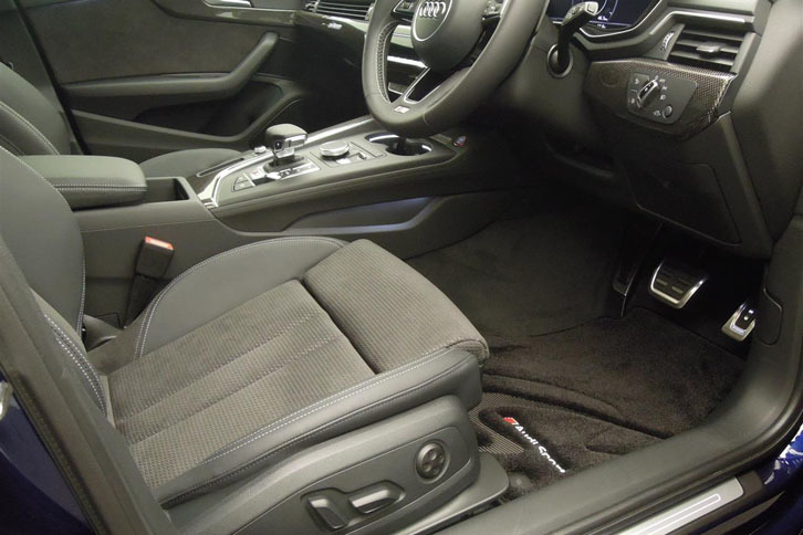 シートはアルカンターラ／レザー。それだけに、乗るたびに車内清掃は徹底している。（著者撮影）